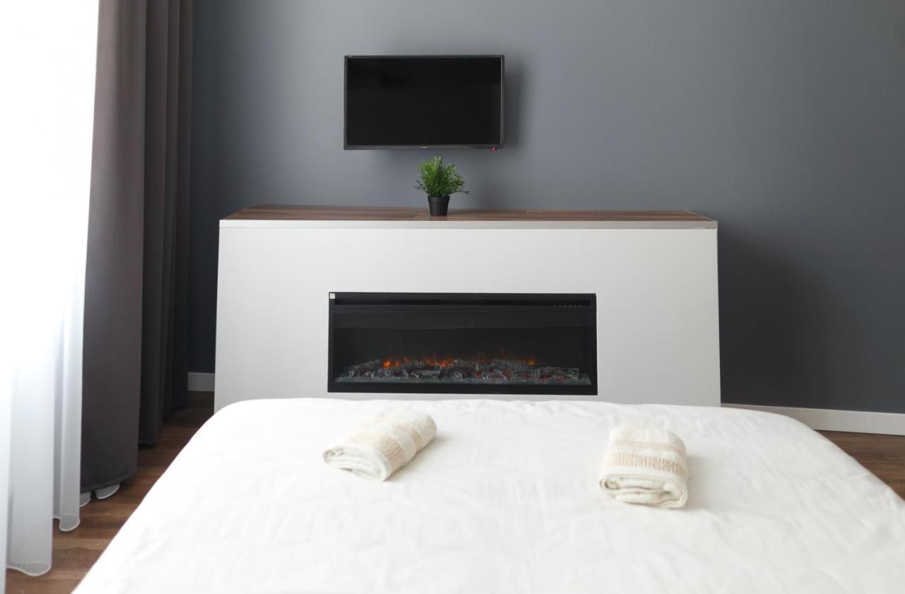 Exciting Apartment Lviv Fireplace Exteriör bild