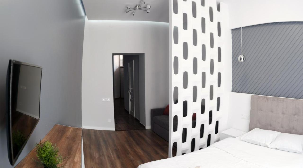 Exciting Apartment Lviv Fireplace Exteriör bild
